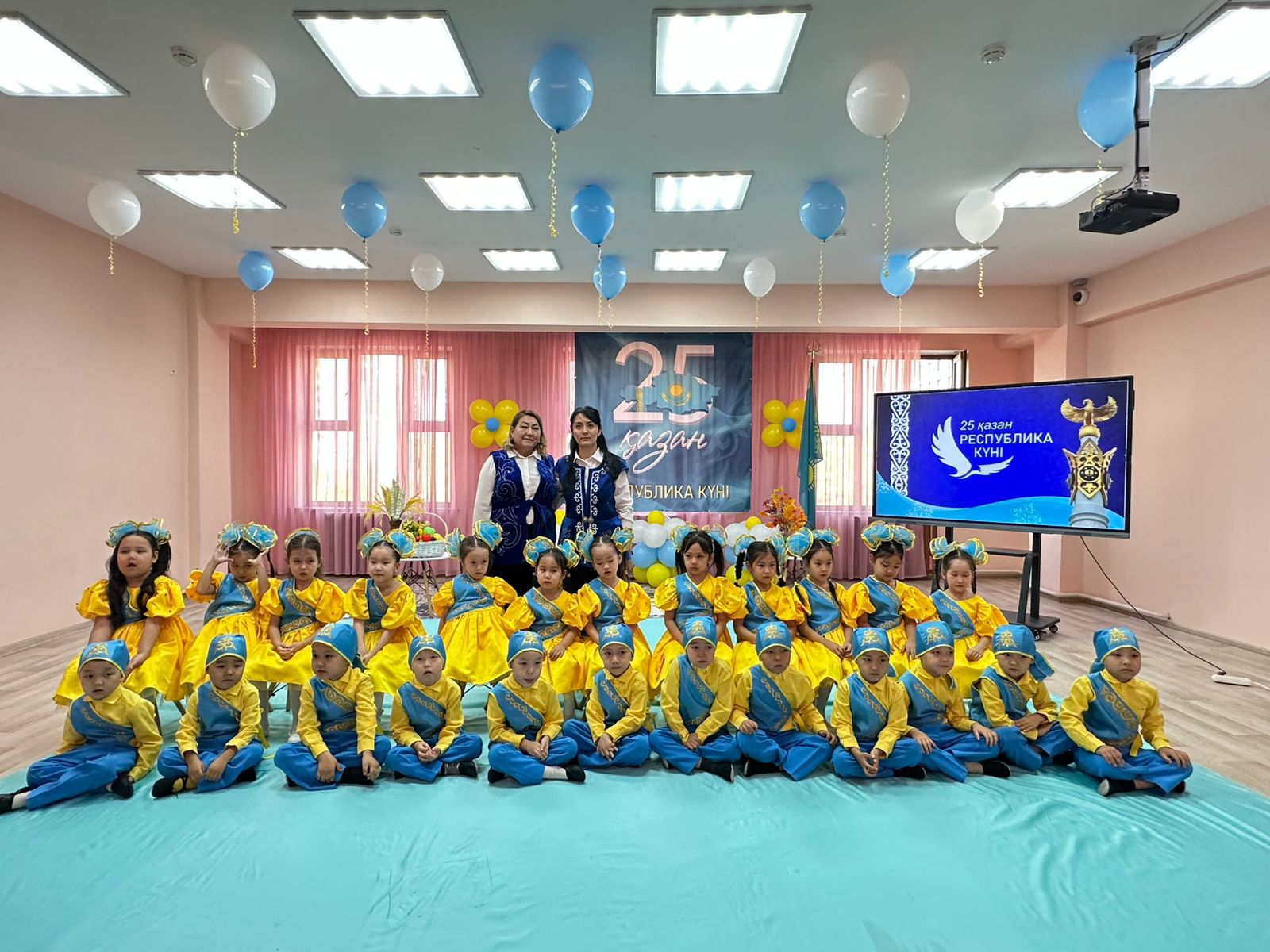 25-қазан "Республика күні" "Менің отаным-Қазақстан" тәрбиешілер Жұматаева Қ.М. Абдильдаева Р.К.
